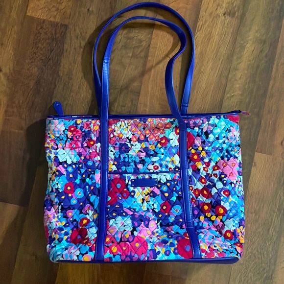 Vera Bradley Handbags - Vera Bradley tote bag with leather straps